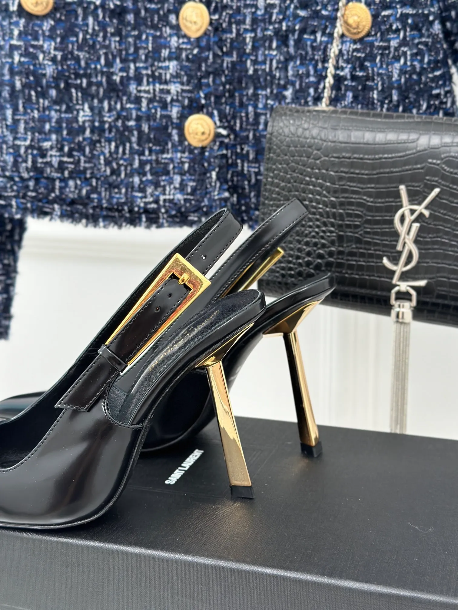 👟👟Ex-factory price 540👟👟 Saint Lauren*YSL Saint Laurent 24ss new catwalk high-heeled pointed-toe sandals. The upper is made of calf patent leather. The lining is tiptoe mixed sheepskin. Italian imported leather outsole. Heel height: 9 cm. Size: 34-41.